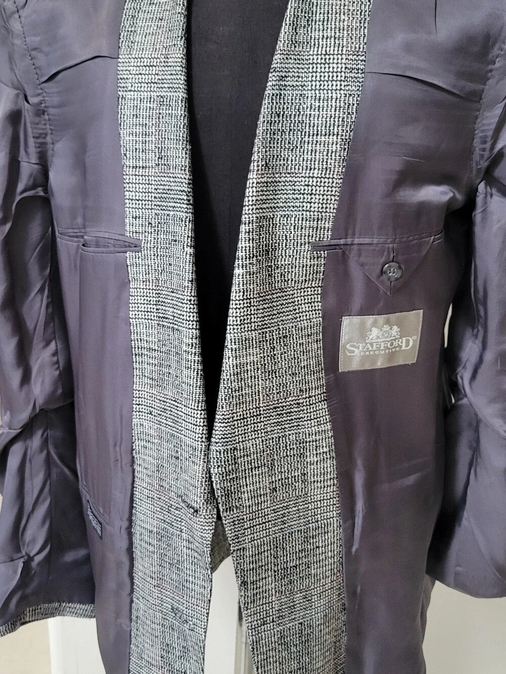 Stafford Executive Blazer 44L Gray-White-Some Pale Red Woven Silk.32 1/2